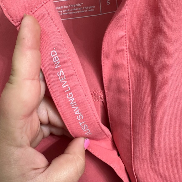 FIGS scrub top shirt size S
Barbie vibrant pink color, figs technical - Picture 4 of 8